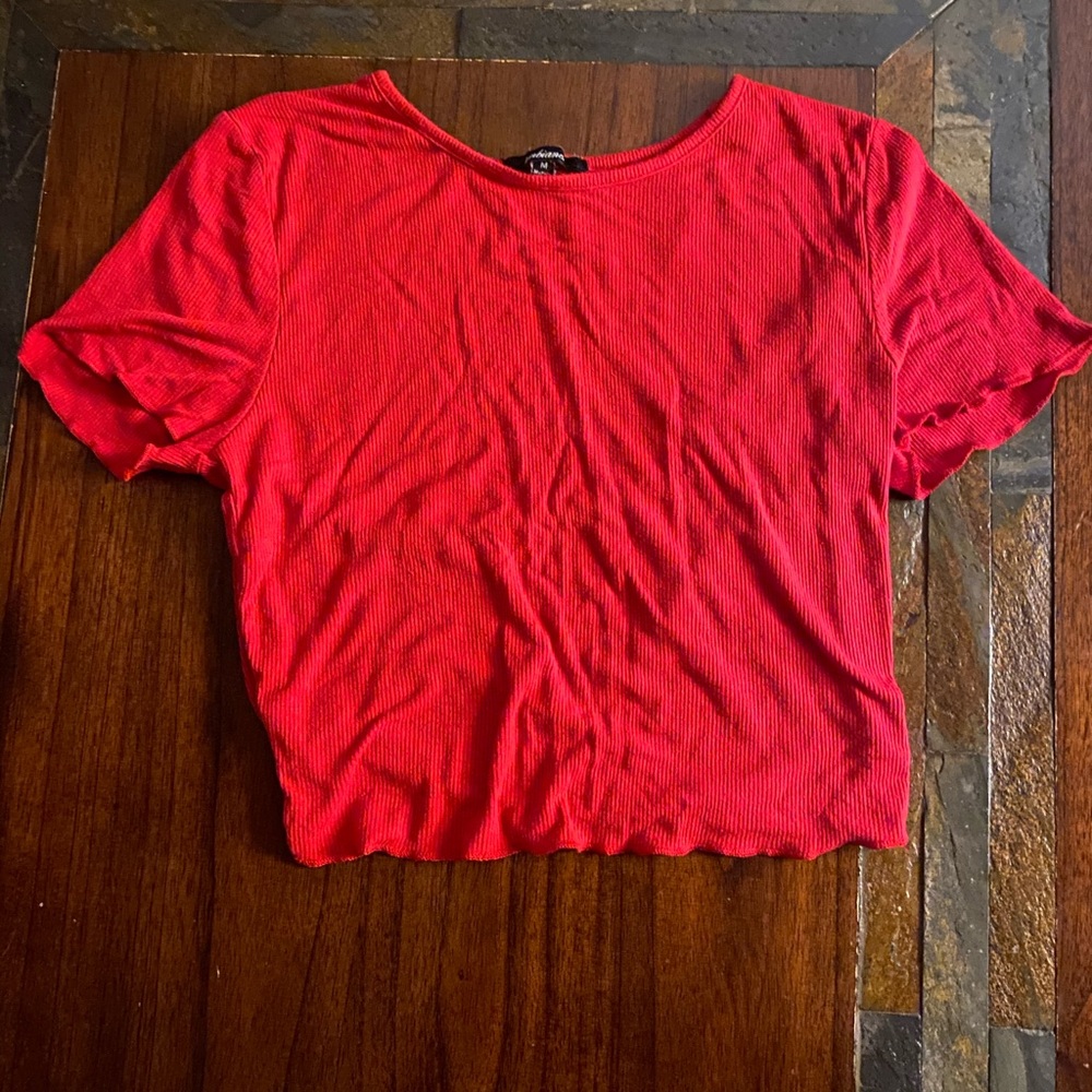 RED RUFFLED CROP TOP